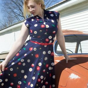 SO SWEET!!! VINTAGE 1960s Flowered Cotton Dress!